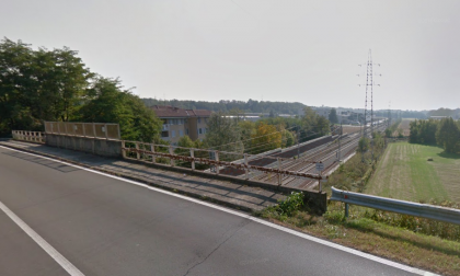 Strutture portanti degradate: stop ai mezzi pesanti sul cavalcavia sopra la ferrovia Lecco-Milano