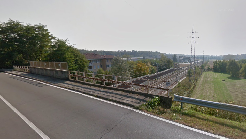 Strutture portanti degradate: stop ai mezzi pesanti sul cavalcavia sopra la ferrovia Lecco-Milano