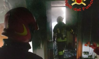 Incendio in villa domato dai Vigili del Fuoco FOTO