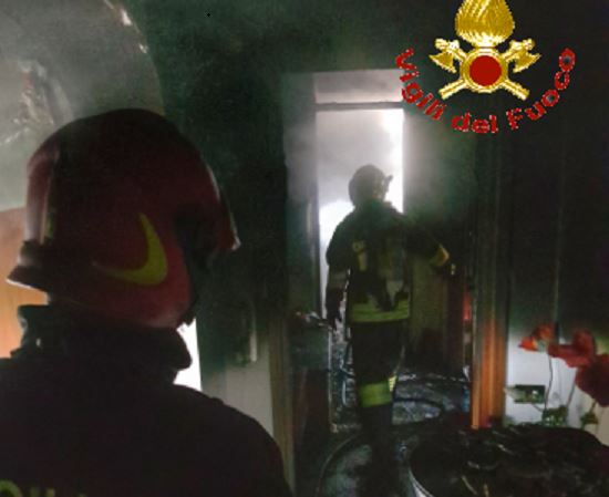 Incendio in villa domato dai Vigili del Fuoco FOTO