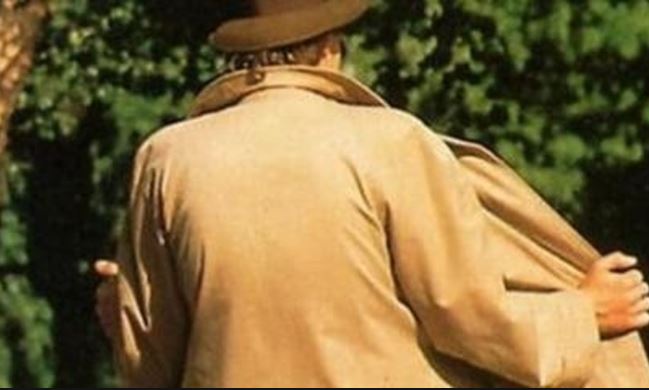 Apre il cappotto e sotto è nudo: denunciato VIDEO