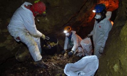 Pulizie al buio... almeno nella grotte della Valsassina