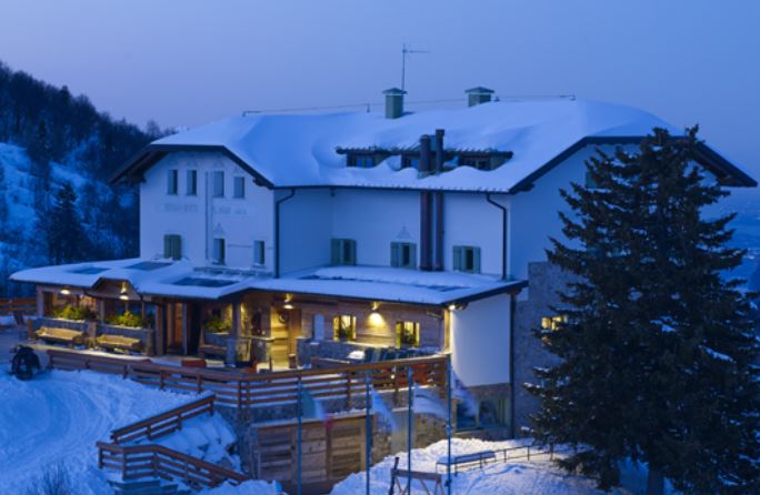 Sotto la neve, citando Vasco… per riaprire il rifugio VIDEO