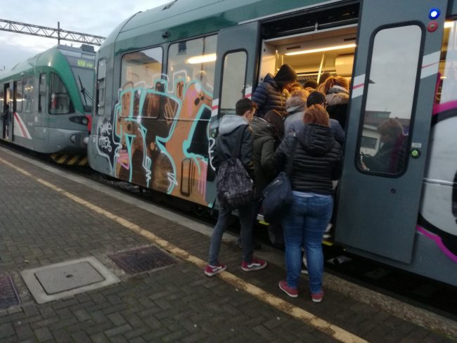 Tanti disagi se quando piove il treno si… infeltrisce