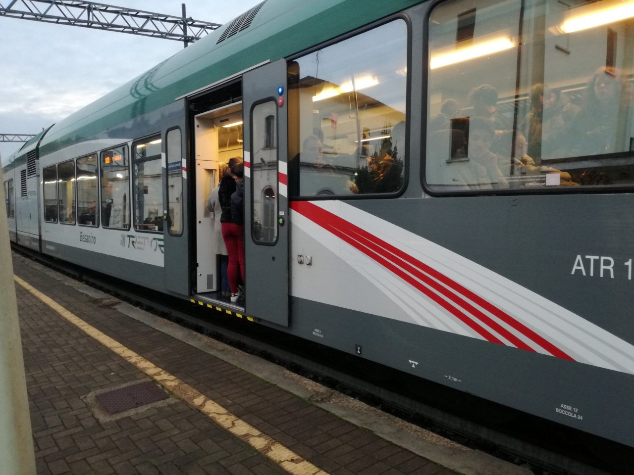 Treni, ritardi sulla linea del Besanino. Fragomeli presenta una interrogazione