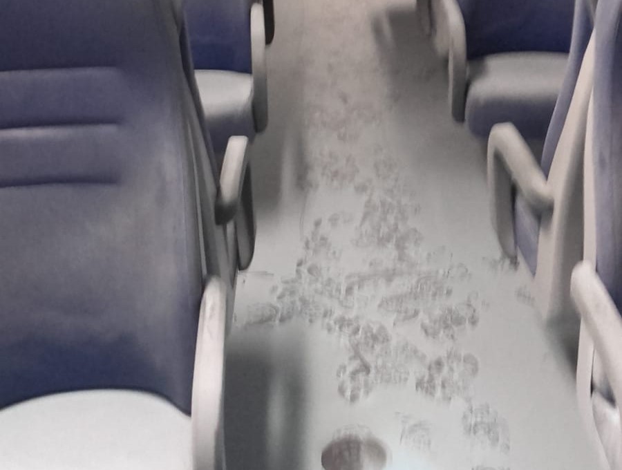 Vandalismi sul treno Lecco-Sondrio – FOTO