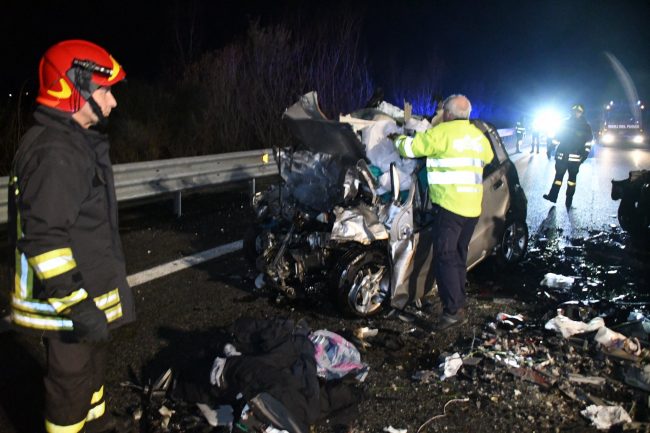Auto in contromano, tragico schianto in Bassa Valle: ecco chi sono le vittime della strage VIDEO