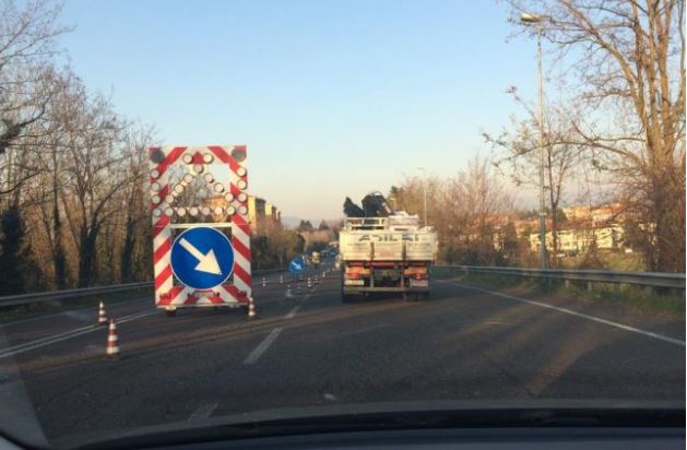Lavori in tangenziale Est, traffico in tilt verso il Meratese