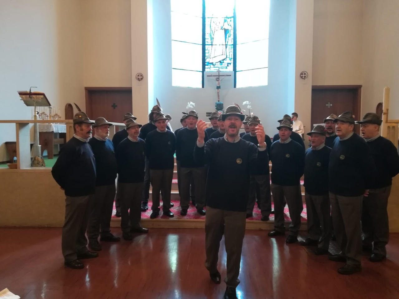 Il Coro Grigna porta gli auguri all’Airoldi e Muzzi