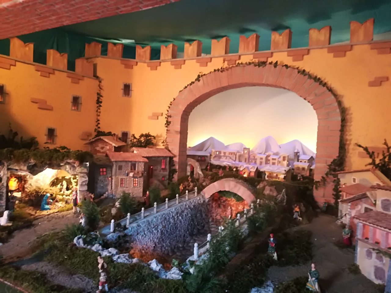 La notte della Vigilia si alza il sipario sul presepe dell’Ossario FOTO