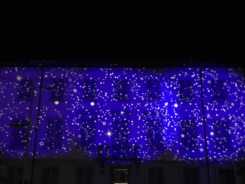 Luminarie natalizie: a Calolzio si “accende” il Municipio FOTO