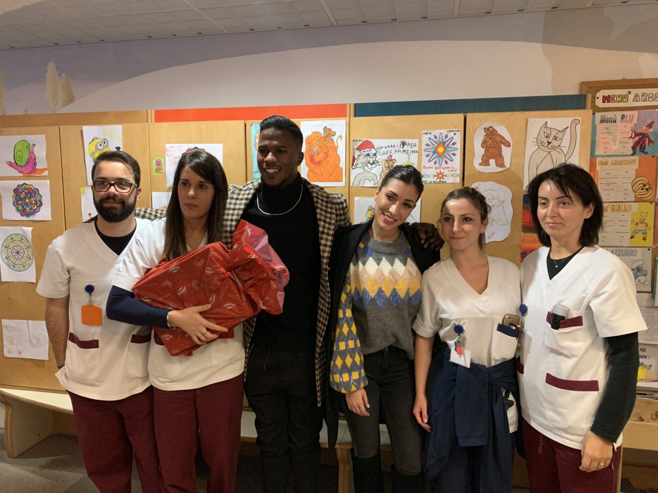Keita cuore d’oro: porta i doni ai bambini del Manzoni FOTO E VIDEO