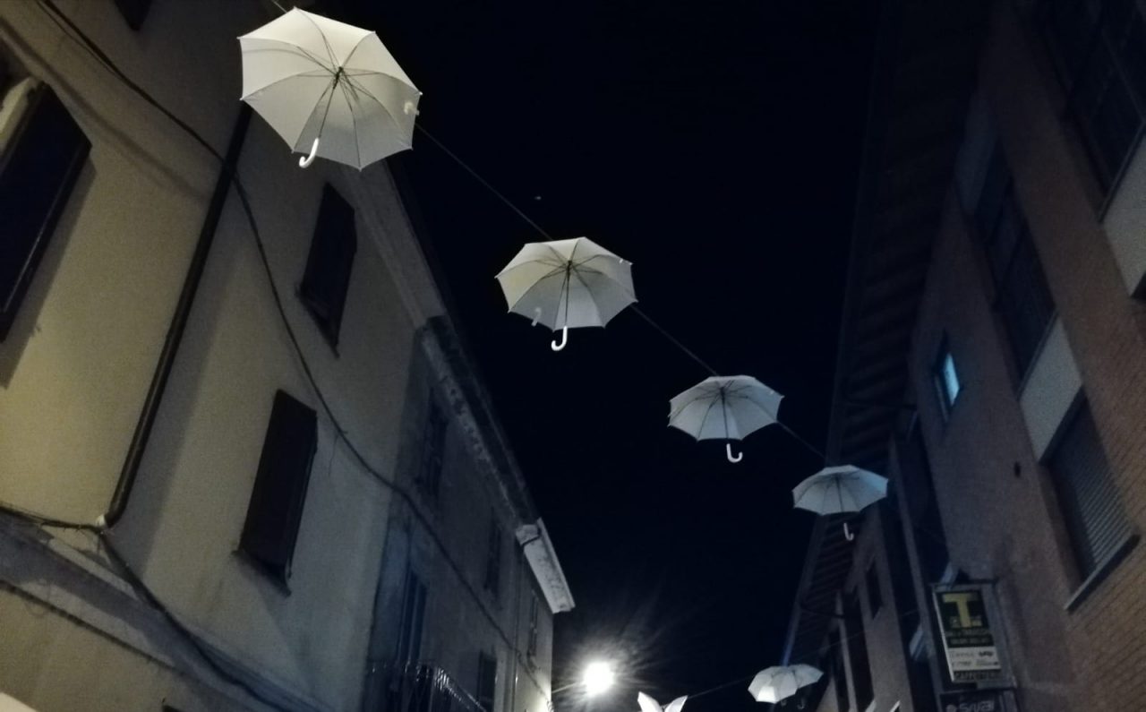 Pericolosi per il vento, tolti a Olginate gli ombrelli natalizi