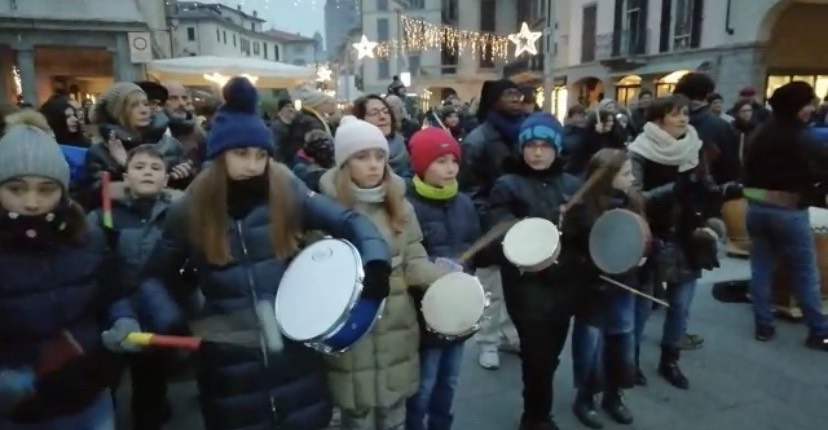 “Rebirthday”: si festeggia con i tamburi in piazza a Lecco VIDEO