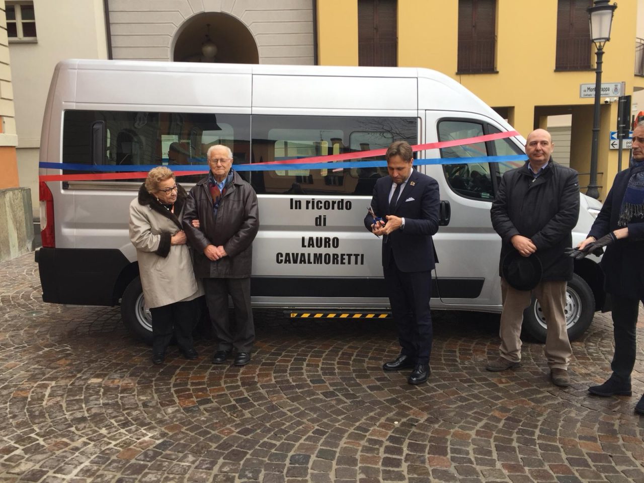 Anziani coniugi donano un pulmino in memoria del figlio