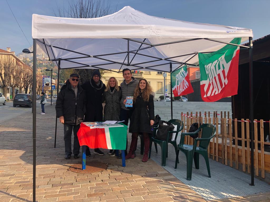 Forza Italia Lecco in piazza contro la manovra economica Gialloverde FOTO
