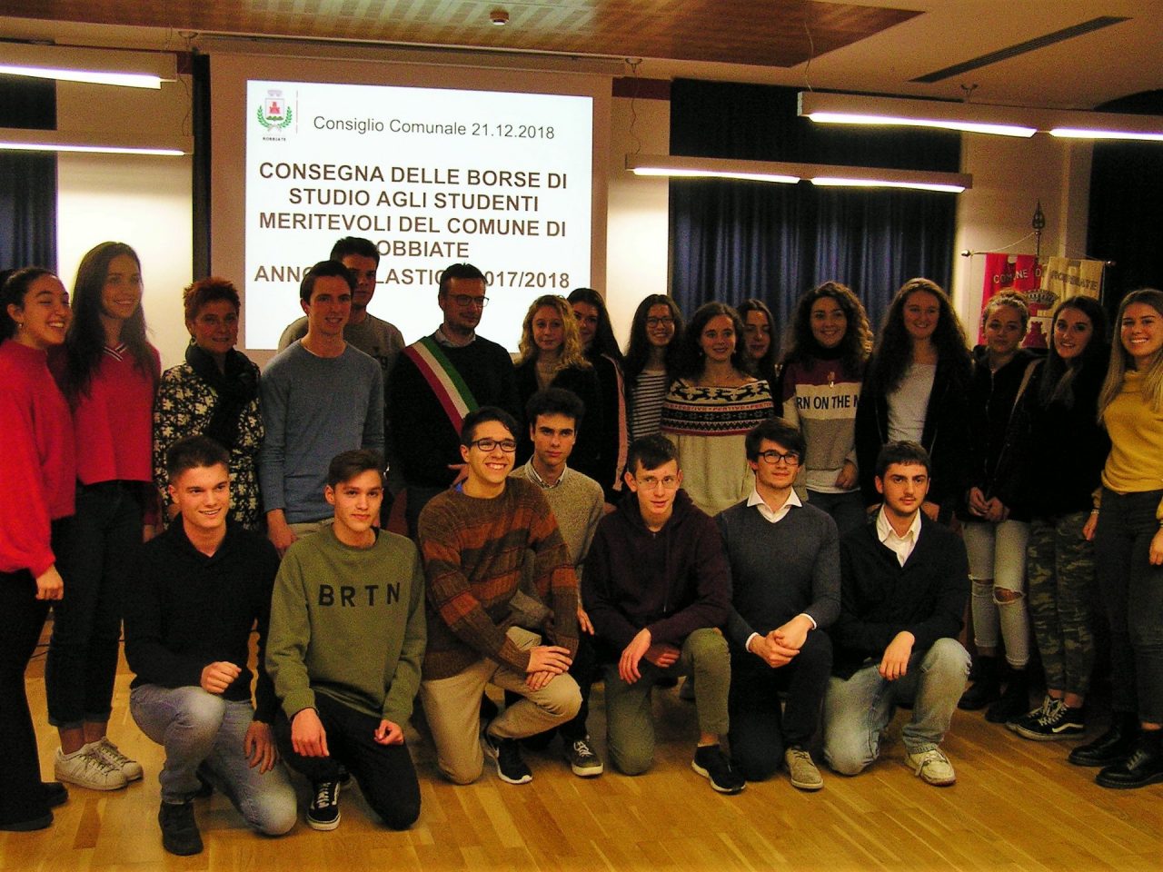 Il Consiglio comunale premia 26 bravi alunni a Robbiate – FOTO