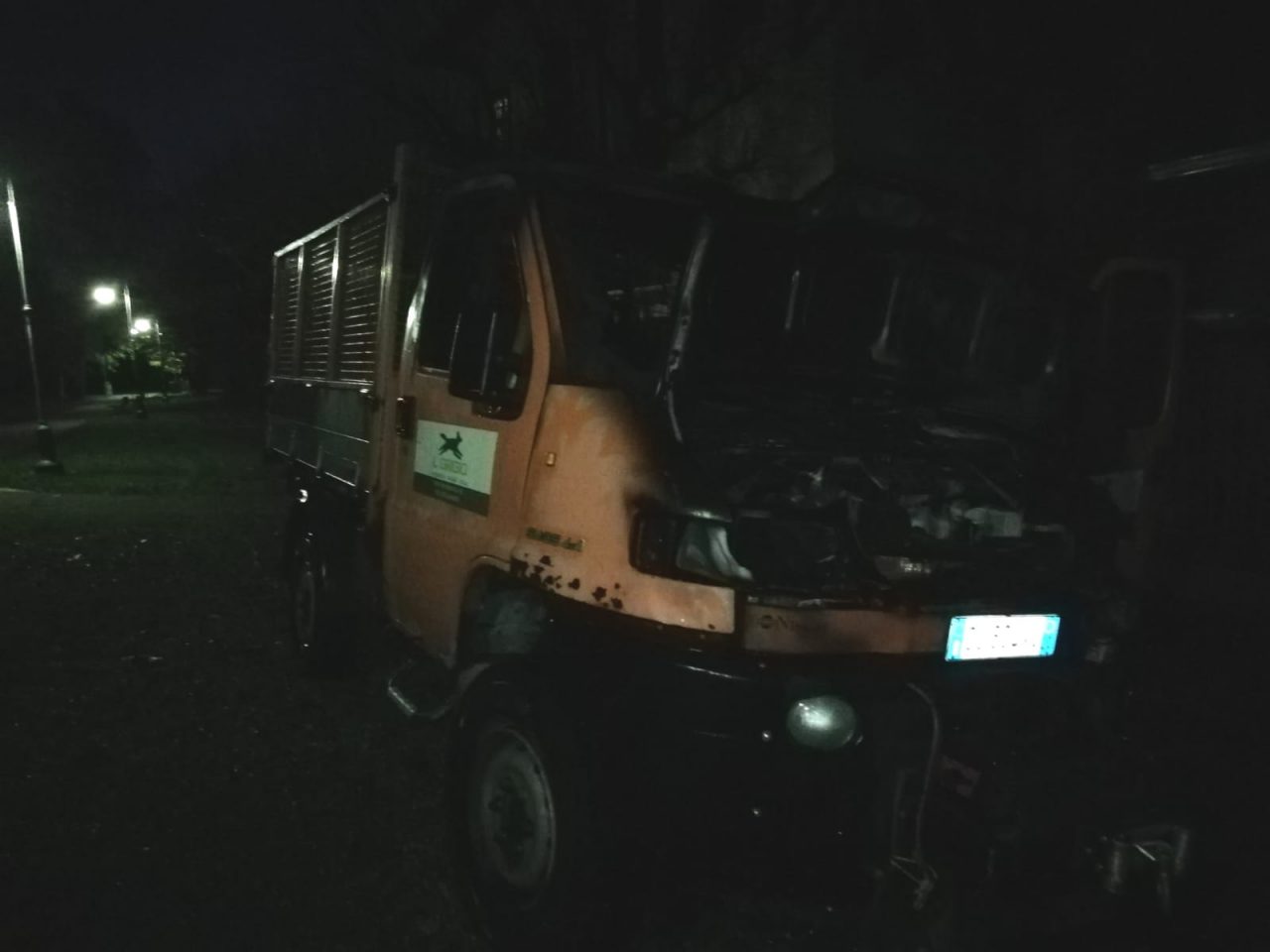 Ancora un incendio vettura: le fiamme divorano il furgone dei volontari FOTO