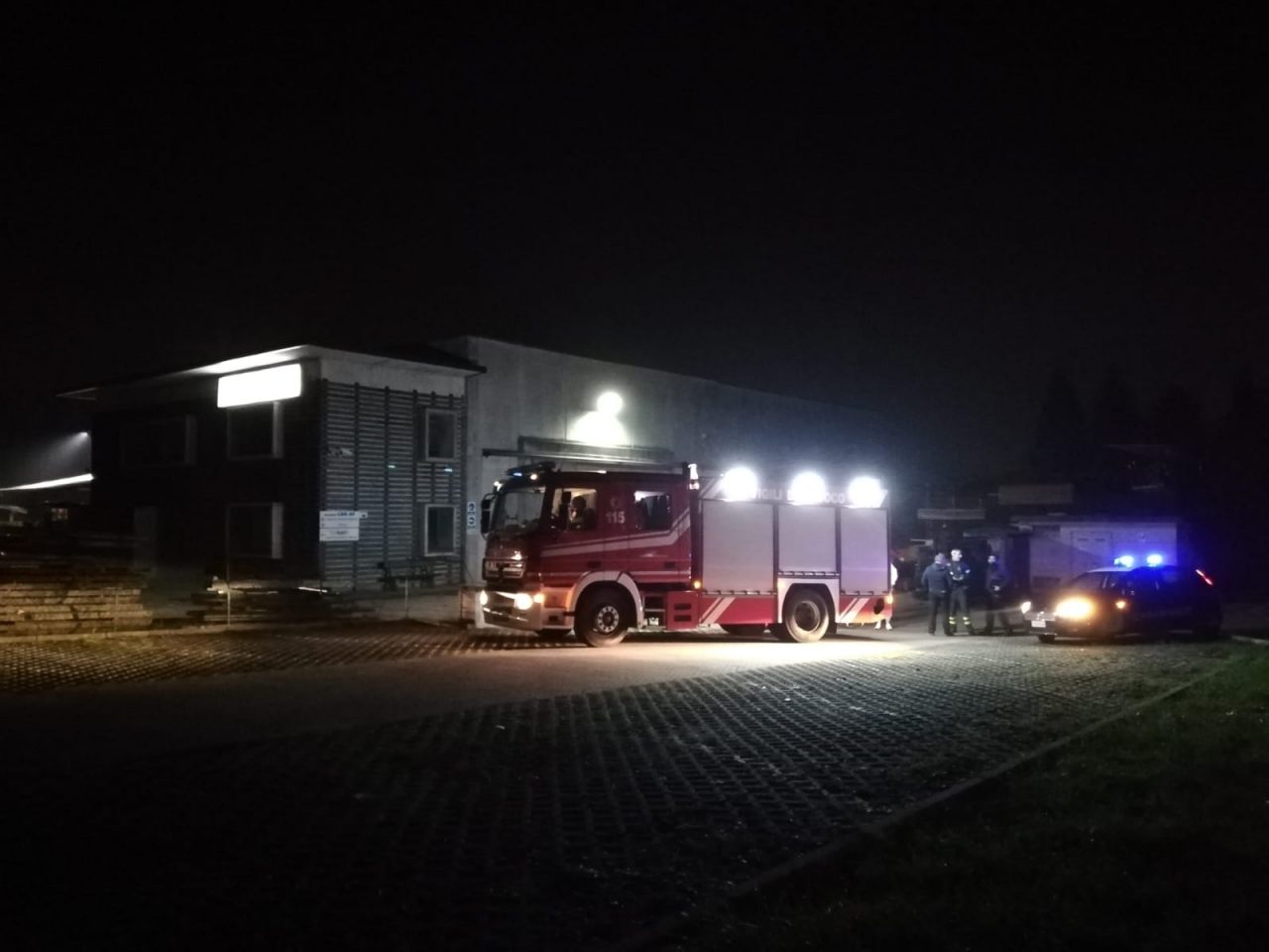 “Aiuto, brucia la segheria”, ma è solo vapore acqueo VIDEO