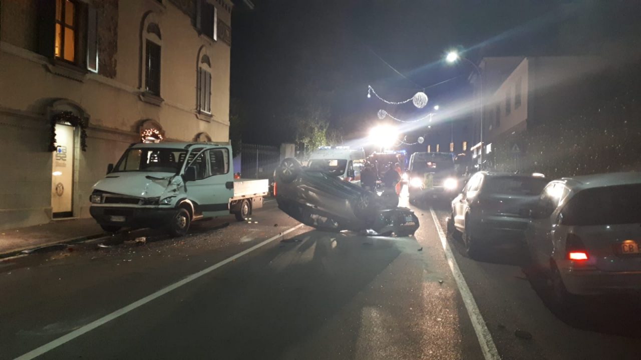 Maxi incidente tra auto e camion: vettura ribaltata, Provinciale chiusa e traffico in tilt FOTO