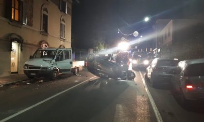 Maxi incidente tra auto e camion: vettura ribaltata, Provinciale chiusa e traffico in tilt FOTO