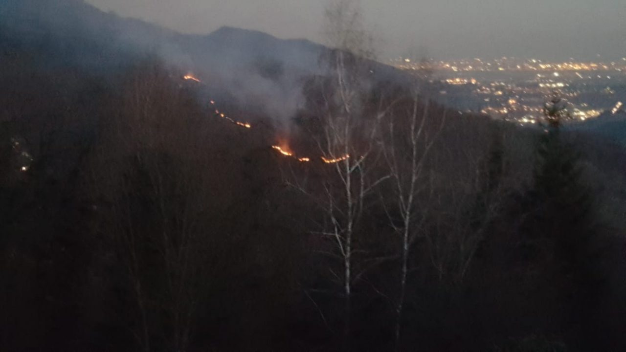 Incendio bosco in Brianza FOTO