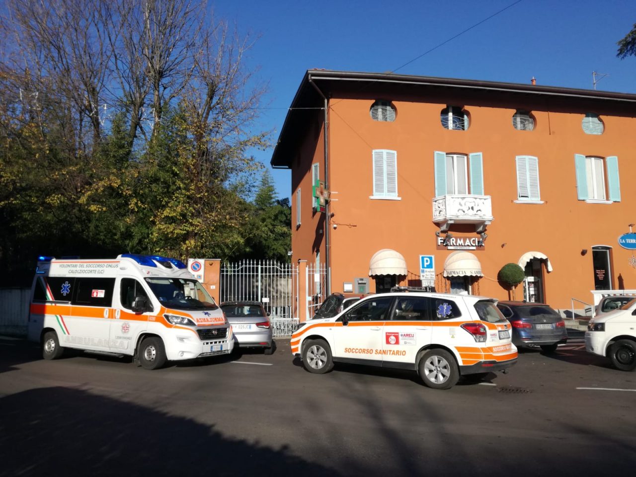 Colto da malore in farmacia, paura in centro