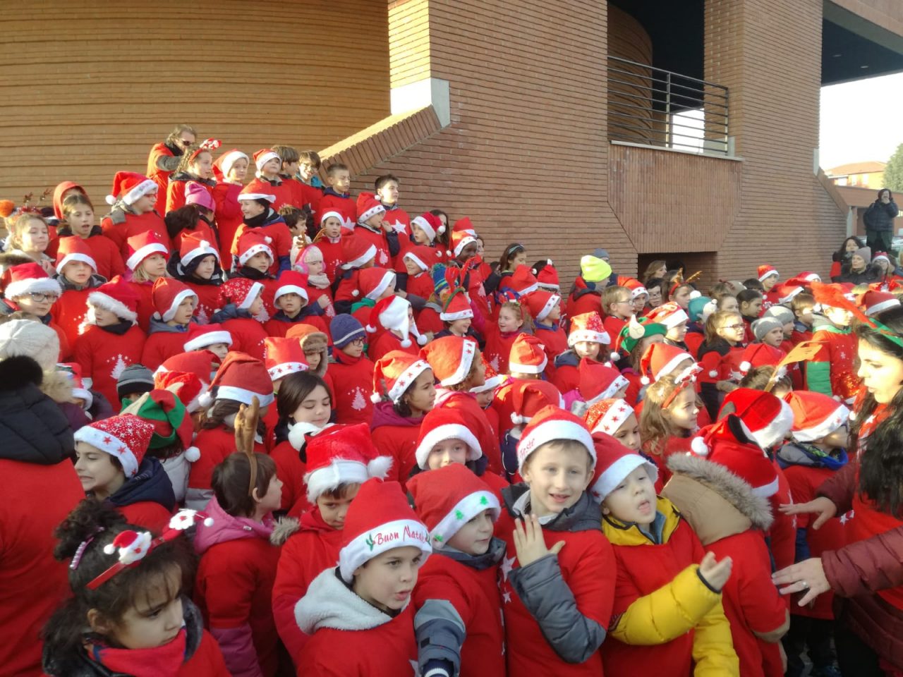 Auguri in musica dai bambini della scuola elementare di Sartirana FOTO