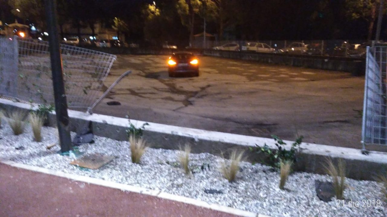 Auto “tira dritto” ed esce di strada alla rotonda FOTO –  SIRENE DI NOTTE