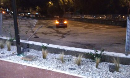 Auto "tira dritto" ed esce di strada alla rotonda FOTO -  SIRENE DI NOTTE