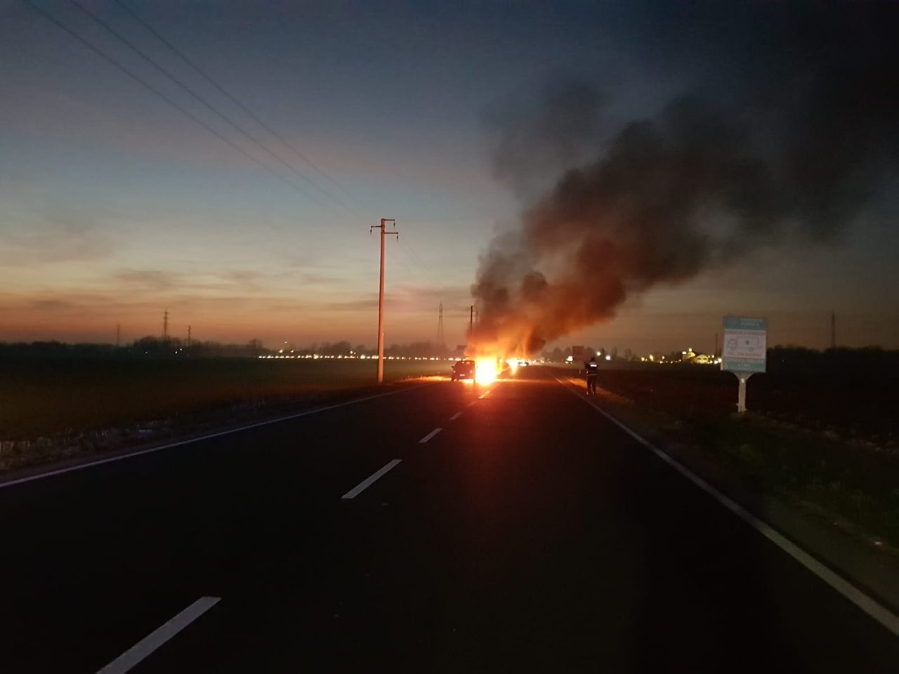 Incidente sulla Vimercate-Lecco: l’auto prende fuoco FOTO VIDEO
