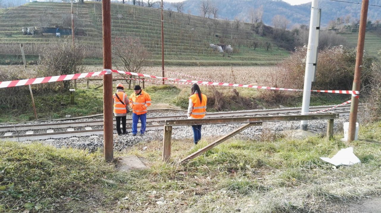 Travolto dal treno al passaggio a livello, muore 53enne FOTO