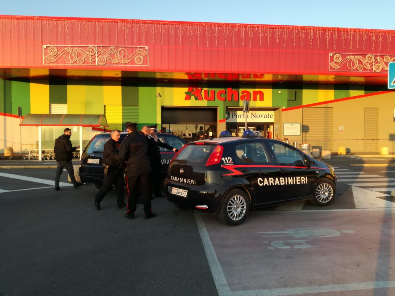 Valigia abbandonata, panico al centro commerciale FOTO e VIDEO