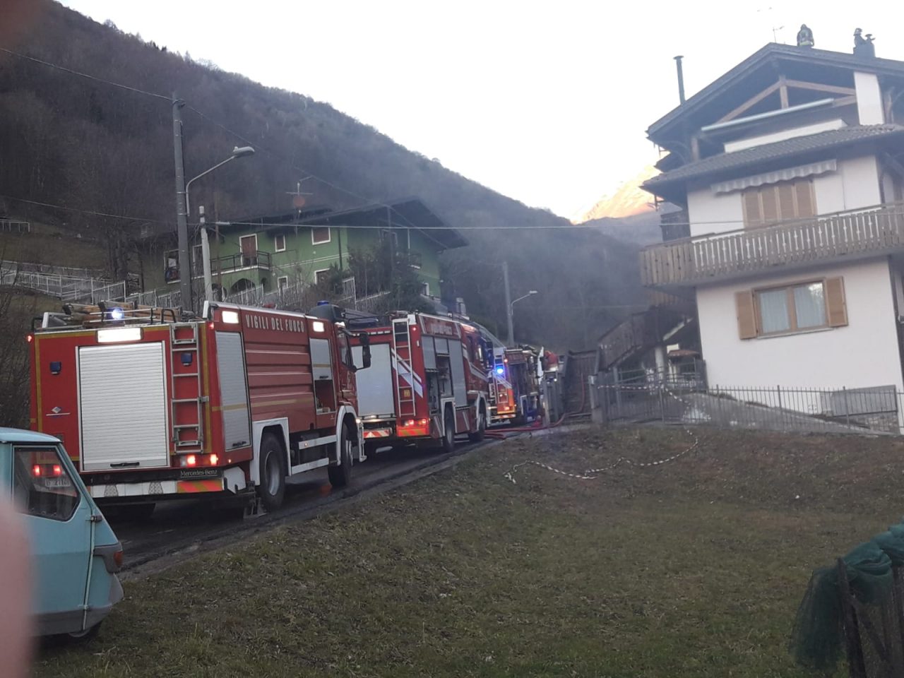 Incendio tetto di una palazzina, coinvolte anche le case vicine