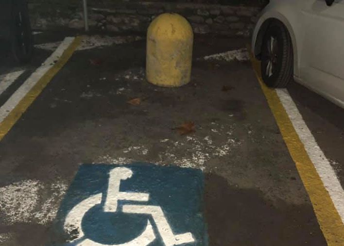 Parcheggio per disabili con panettone… non natalizio