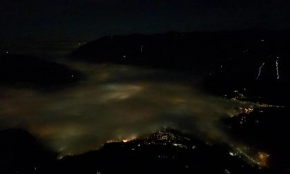 La luce sopra la nebbia: che spettacolo le fiaccolate dell'Antivigilia FOTO