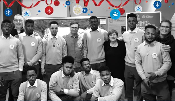 Il coro dei richiedenti asilo del Ferrohotel sul palco per la Caritas