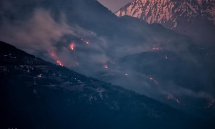 Raffiche a 100 km/h, è allarme per l'incendio sopra Gera Lario FOTO