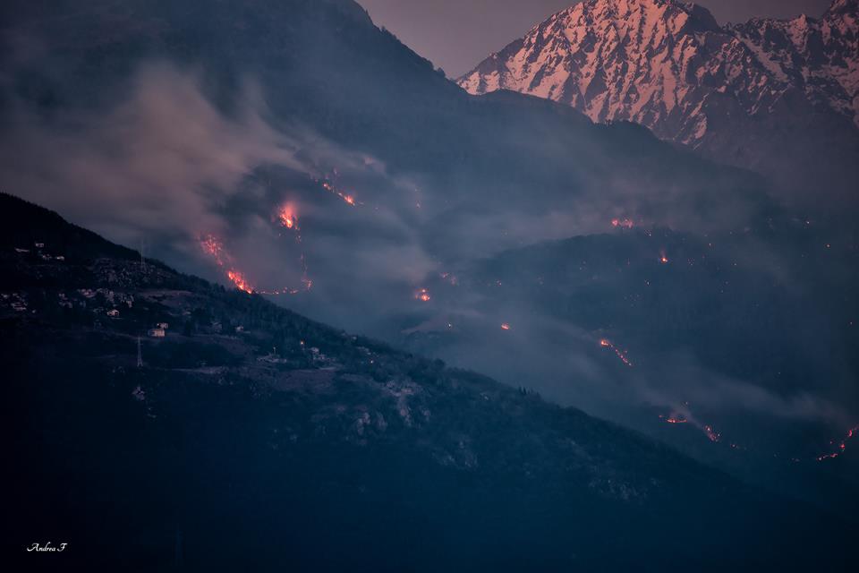 Raffiche a 100 km/h, è allarme per l’incendio sopra Gera Lario FOTO