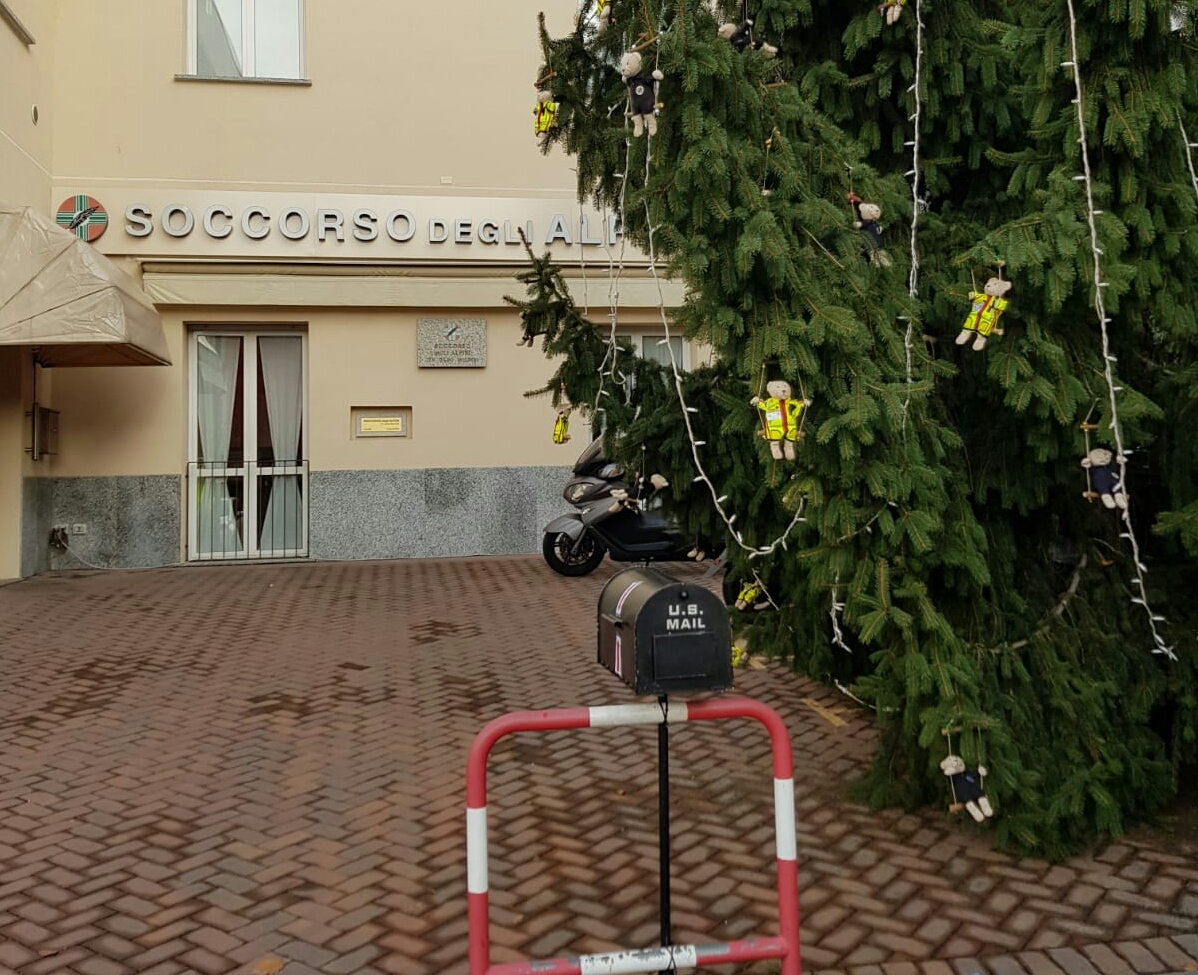 Auguri singolari del Soccorso degli Alpini di Mandello
