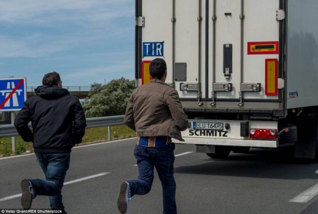 Migranti disperati si infilano sul rimorchio di un tir ma finiscono… ma finiscono nella Bassa