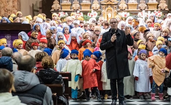 In cammino verso Gesù: i bambini della Pietro Scola animano la “Sacra Rappresentazione” FOTO