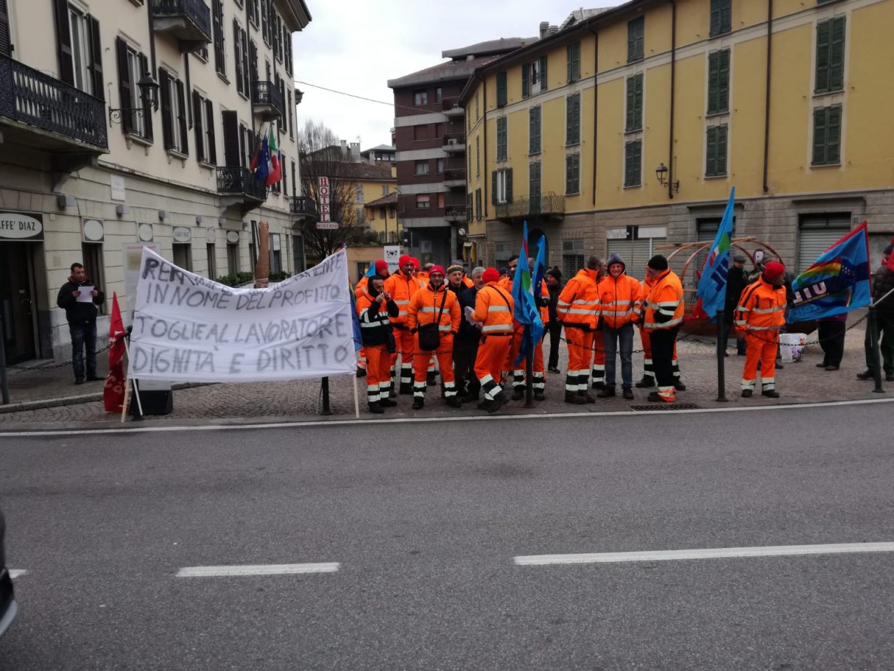 Presidio dei lavoratori di Econord davanti al Comune