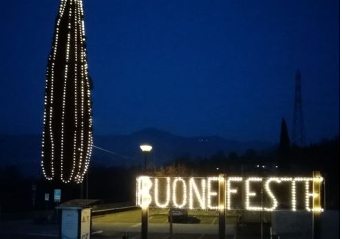 Luminarie natalizie: acceso il super albero di Valgreghentino FOTO E VIDEO