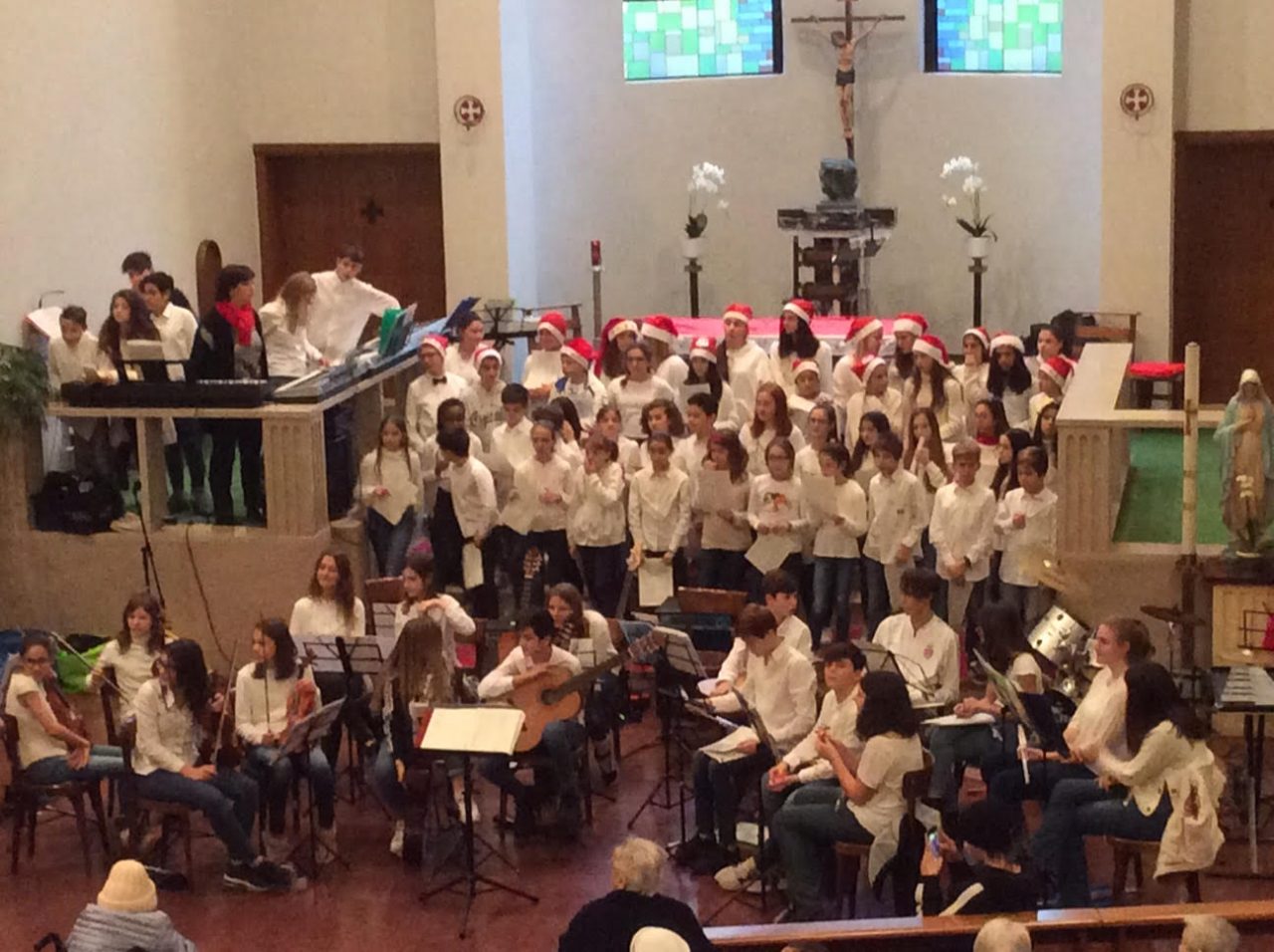 I giovanissimi musicisti della Ticozzi allietano gli ospiti  l’Airoldi e Muzzi FOTO
