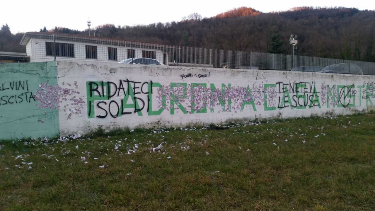 Pratone di Pontida di nuovo nel mirino dei contestatori: “Ridateci i 49 milioni” FOTO E VIDEO