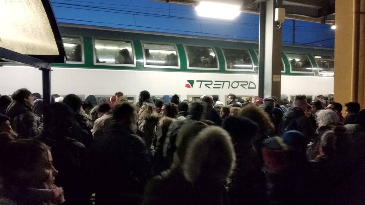 Guasti in stazione a Carnate e ad Abbadia: treni in ritardo FOTO