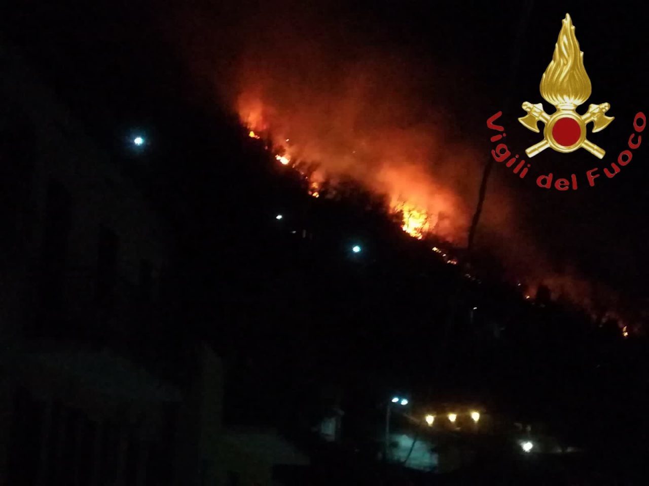 Ancora un incendio nei boschi sopra il Lario: è emergenza FOTO