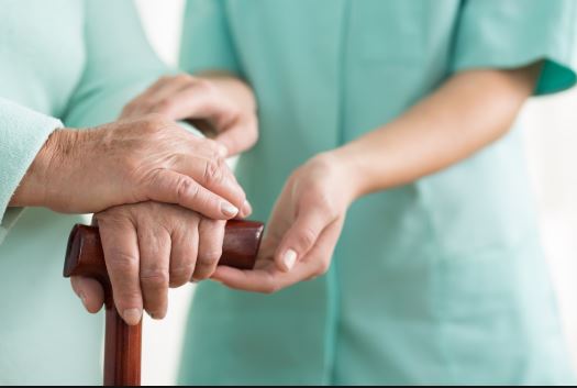 Sei disoccupato e over 40? A Lecco parte il corso per diventare “badante”