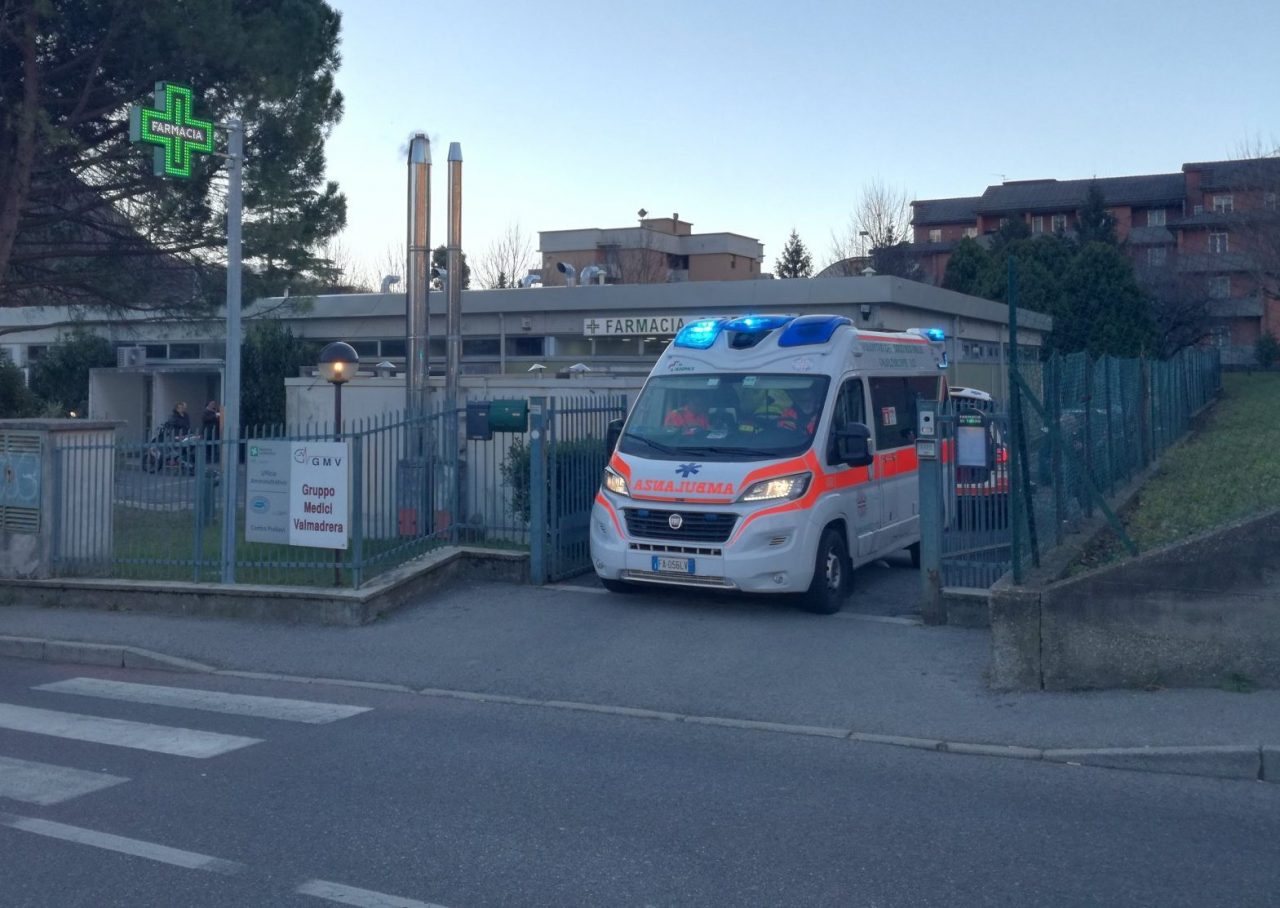 Arresto cardiaco in strada, anziana in gravi condizioni